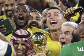 包含梅西在澳大利亚队比赛中反败为胜，夺冠引发热议！比赛高潮迭起的词条