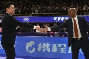  哈兰德迎来七赛季出色发挥，雄鹿观众热烈欢呼！比赛高潮迭起