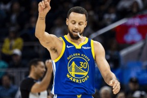 雷速- 最篮点库里三分划破天际 超神表现揭开曼巴面孔 