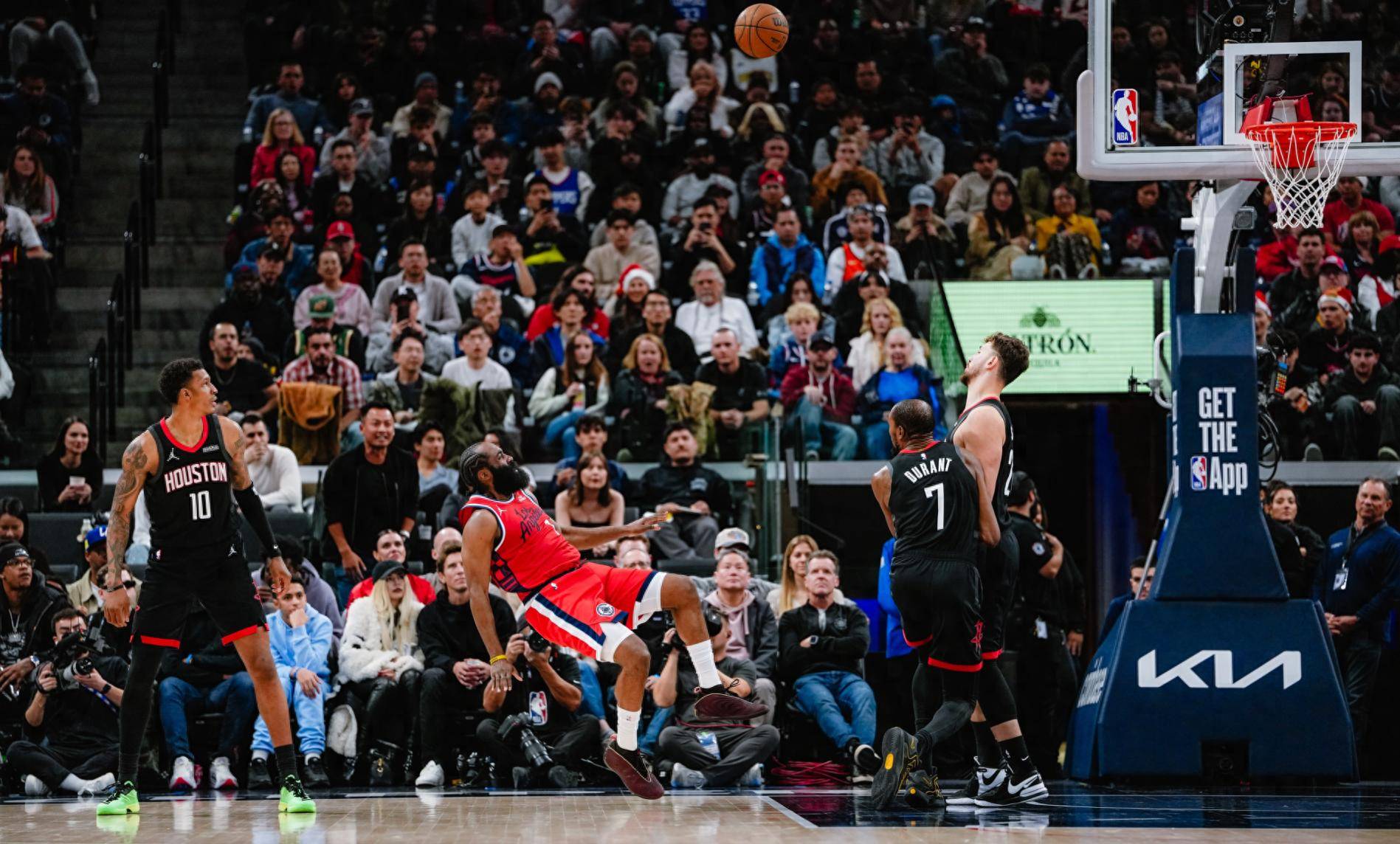 哈登在中国前呼后拥万人追捧 哈登在中国前呼后拥万人追捧