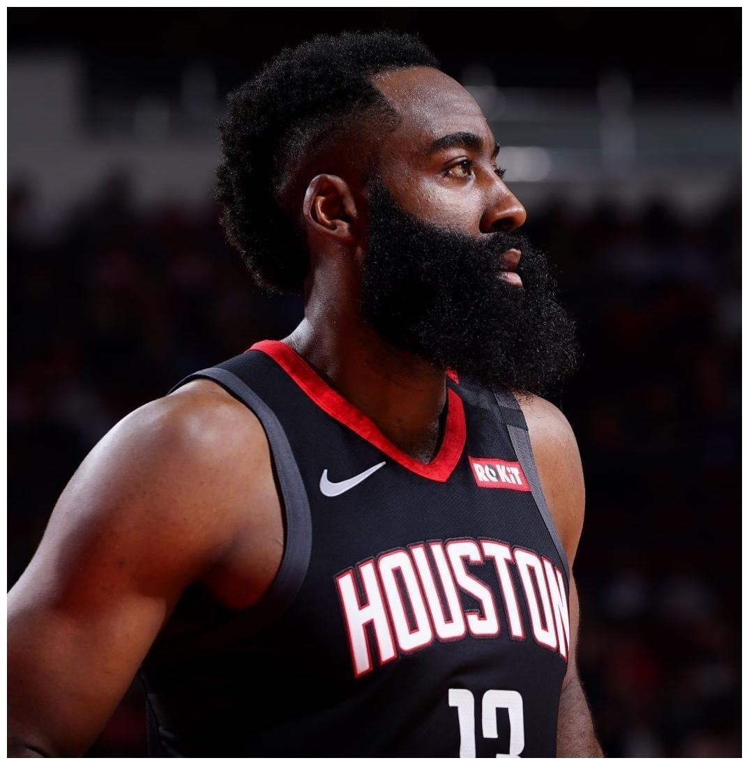 哈登在中国前呼后拥万人追捧 哈登在中国前呼后拥万人追捧